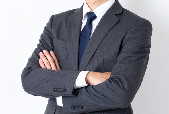 KGCの代表が腕を組んで未来への意欲を示している画像